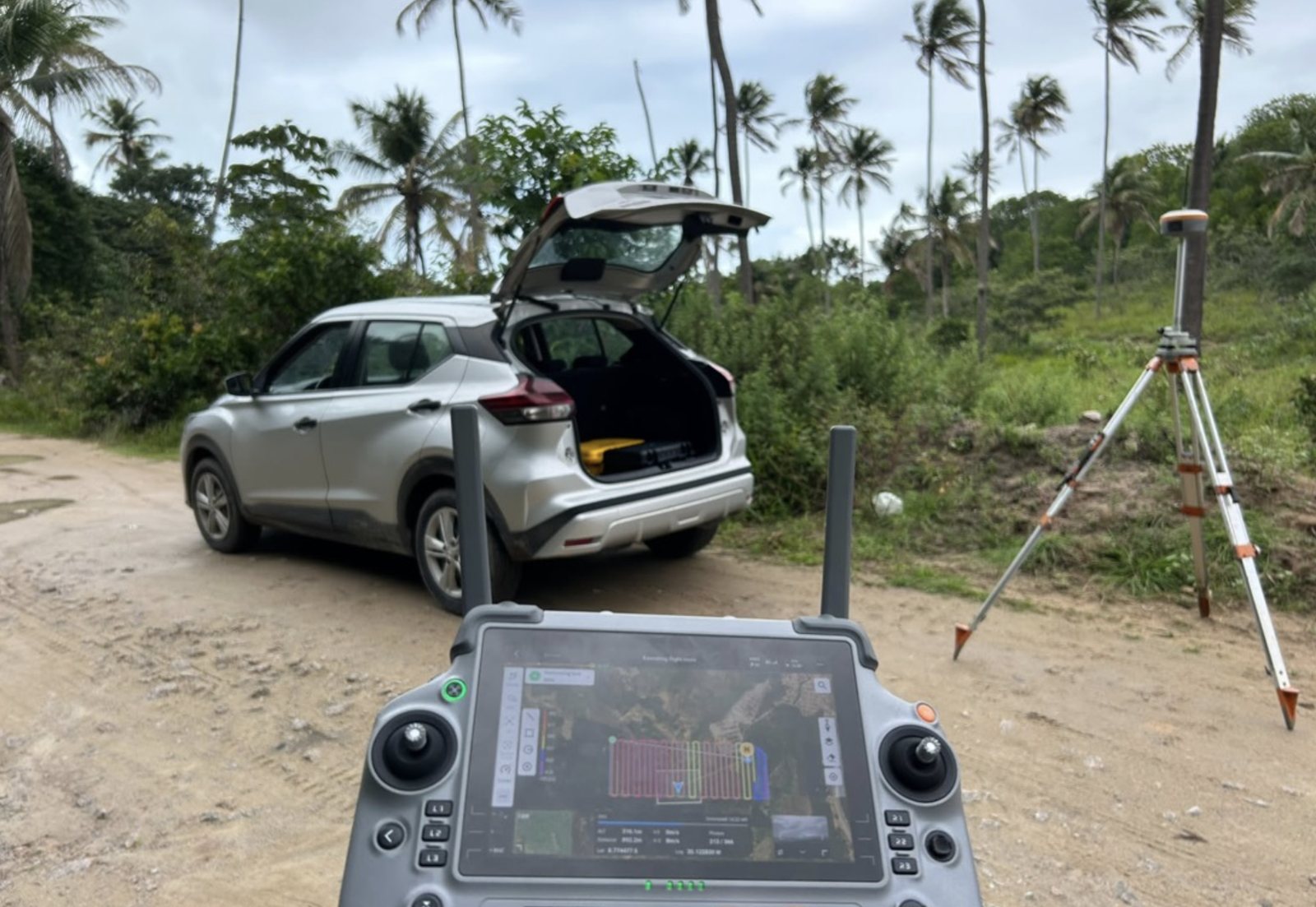 Operação de campo com drone e receptor GNSS